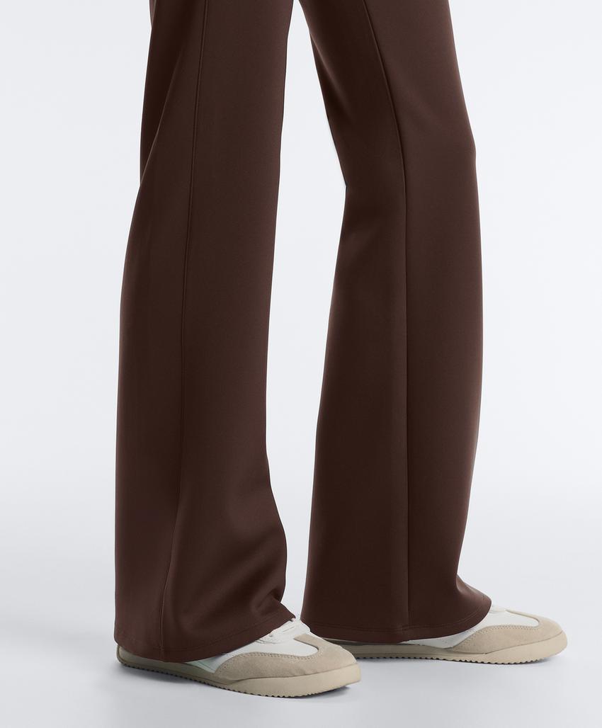 Расклешенные брюки с высокой посадкой и эффектом неопрена