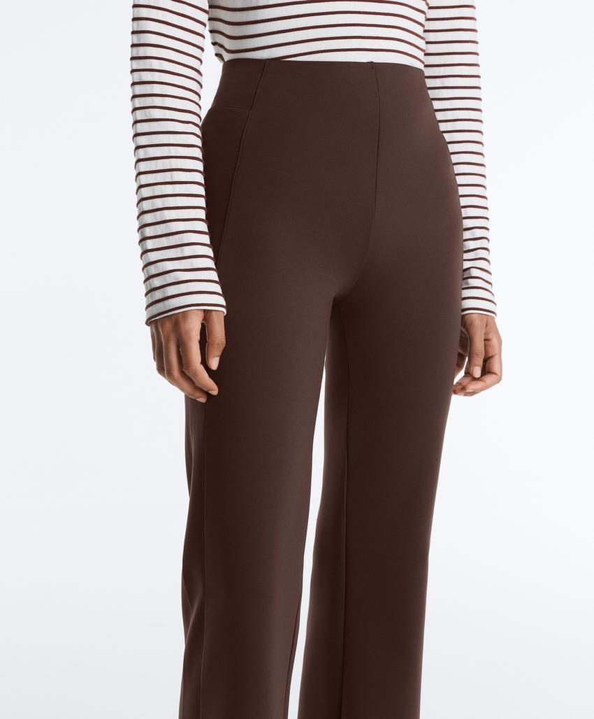 Расклешенные брюки с высокой посадкой и эффектом неопрена