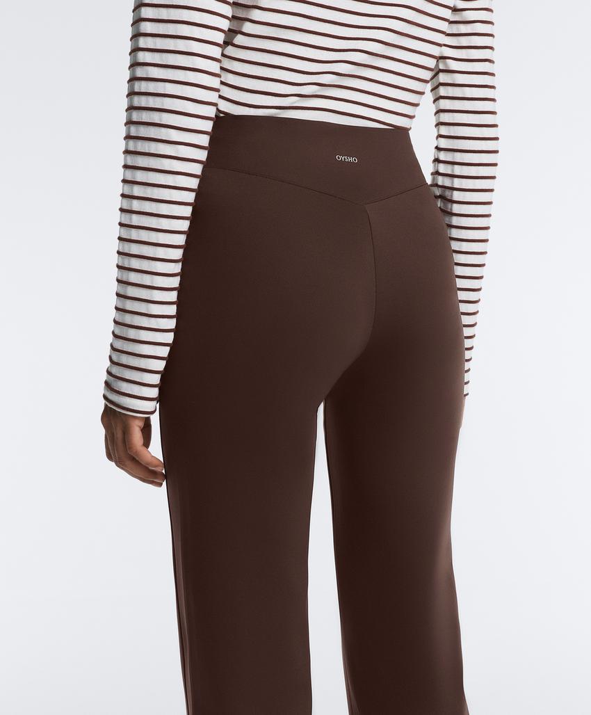 Расклешенные брюки с высокой посадкой и эффектом неопрена