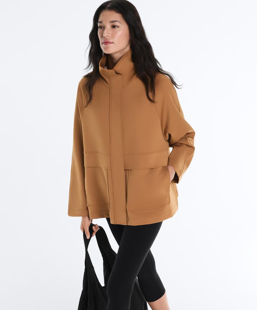 Длинная куртка с карманами и эффектом неопрена