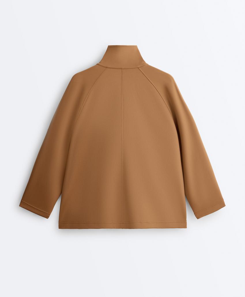 Длинная куртка с карманами и эффектом неопрена