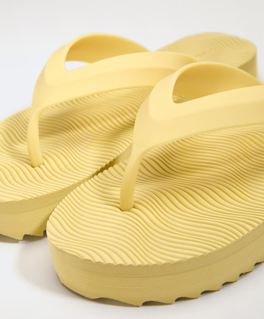 Sandália de banho de plataforma com textura