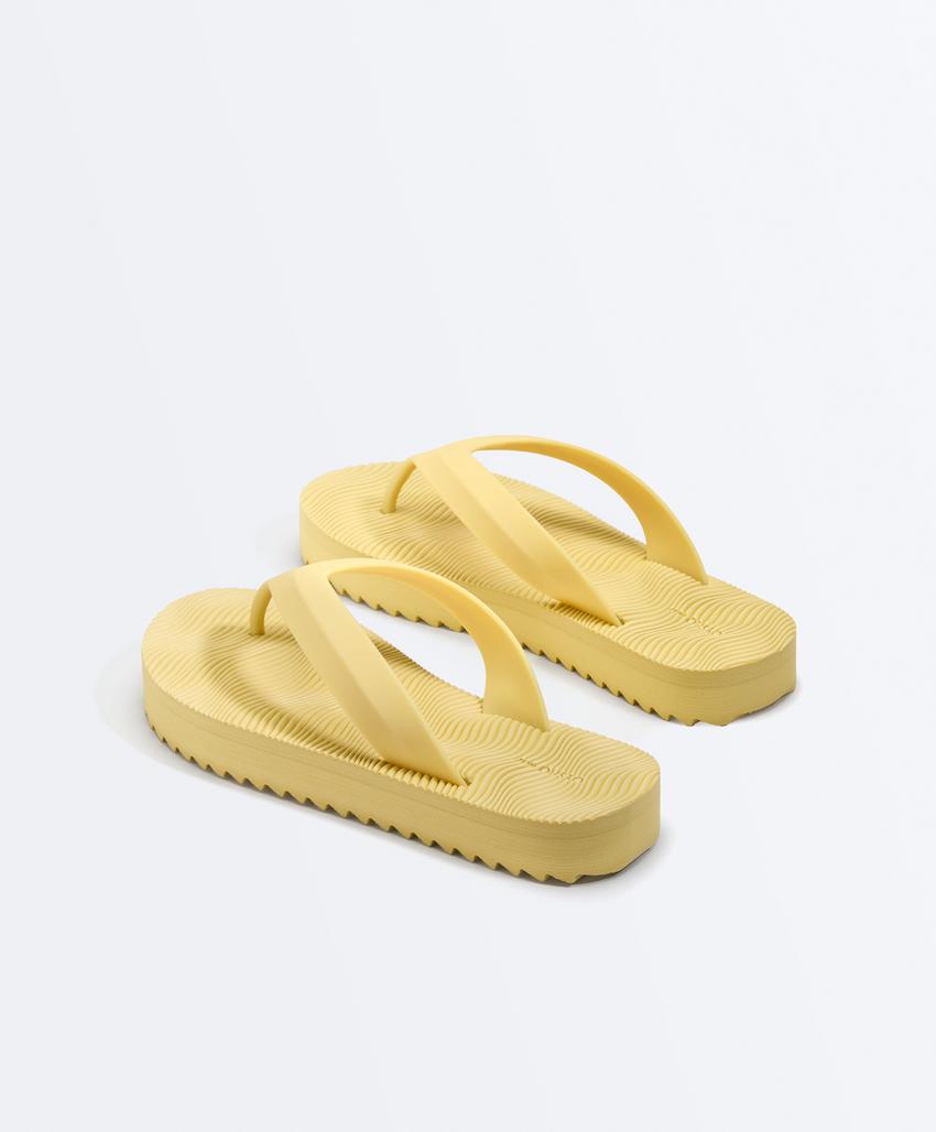 Sandália de banho de plataforma com textura
