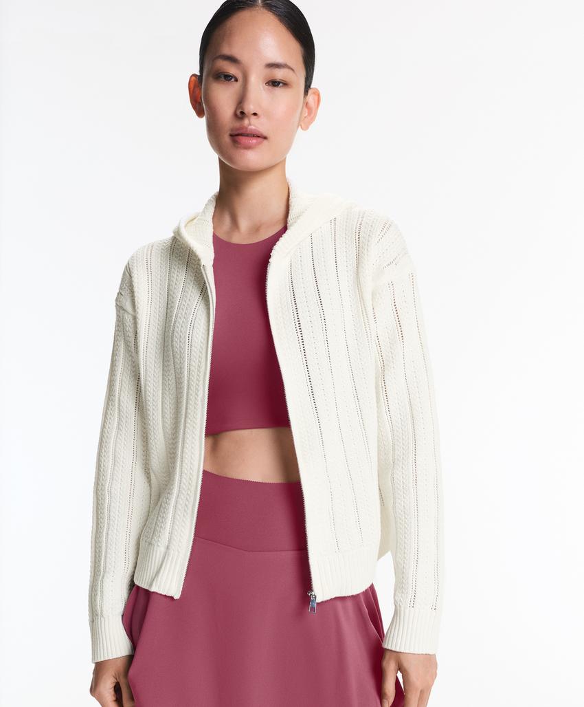 Вязаная ажурная куртка с капюшоном