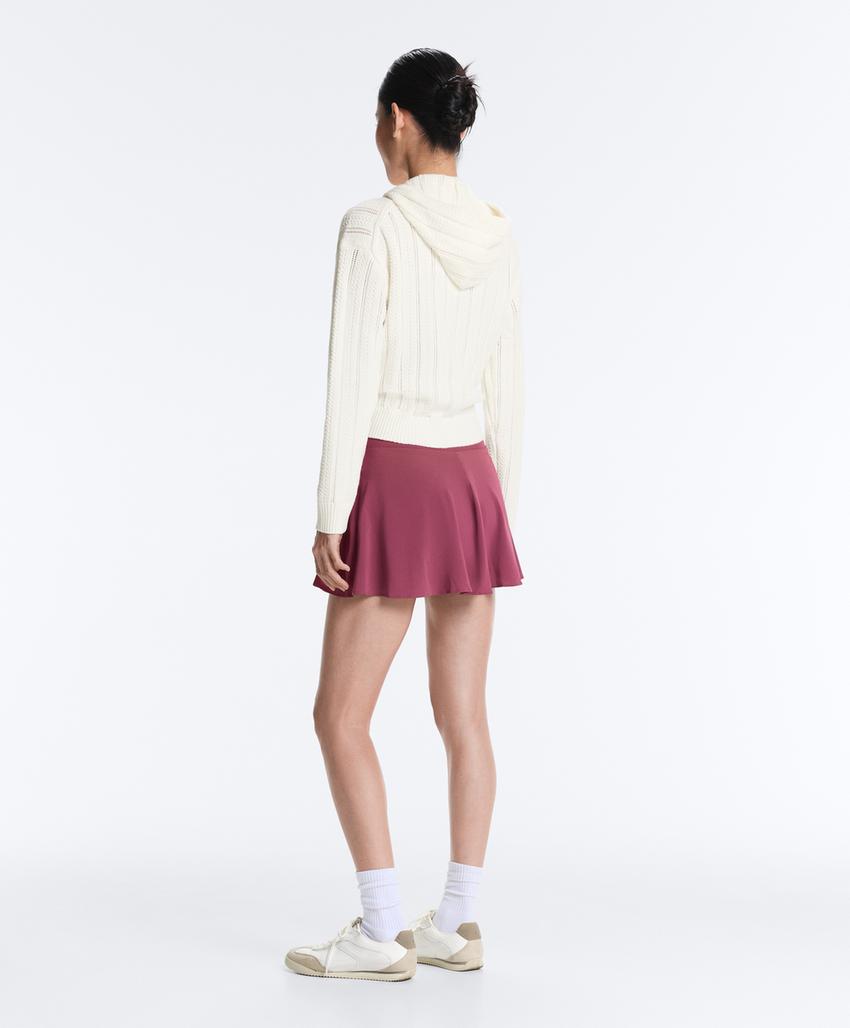 Вязаная ажурная куртка с капюшоном