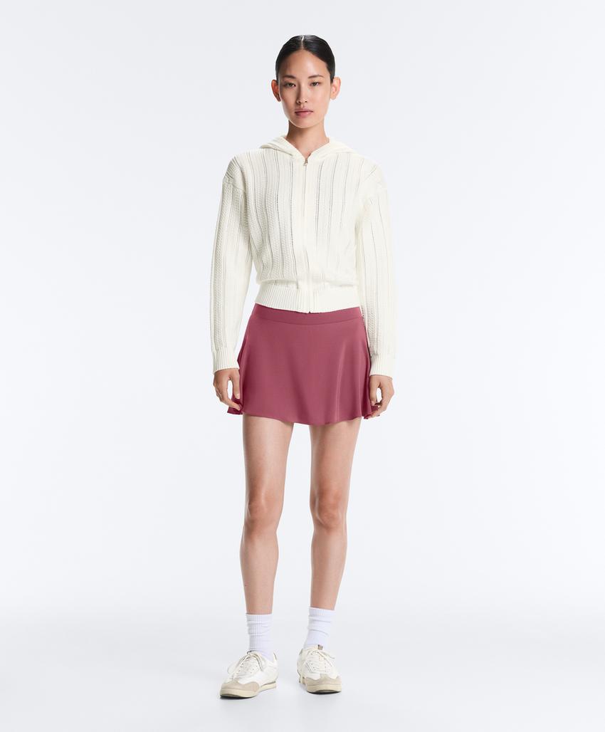 Вязаная ажурная куртка с капюшоном