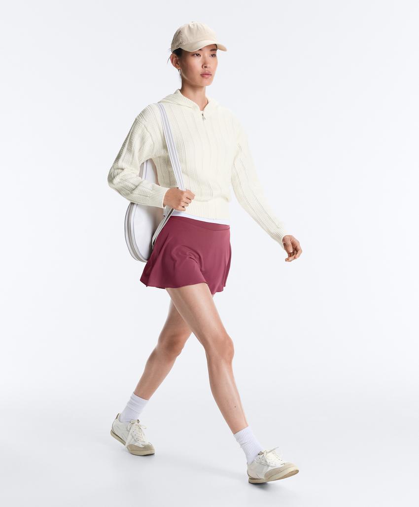 Вязаная ажурная куртка с капюшоном