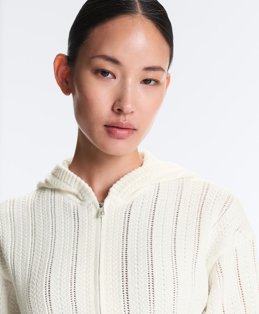 Вязаная ажурная куртка с капюшоном