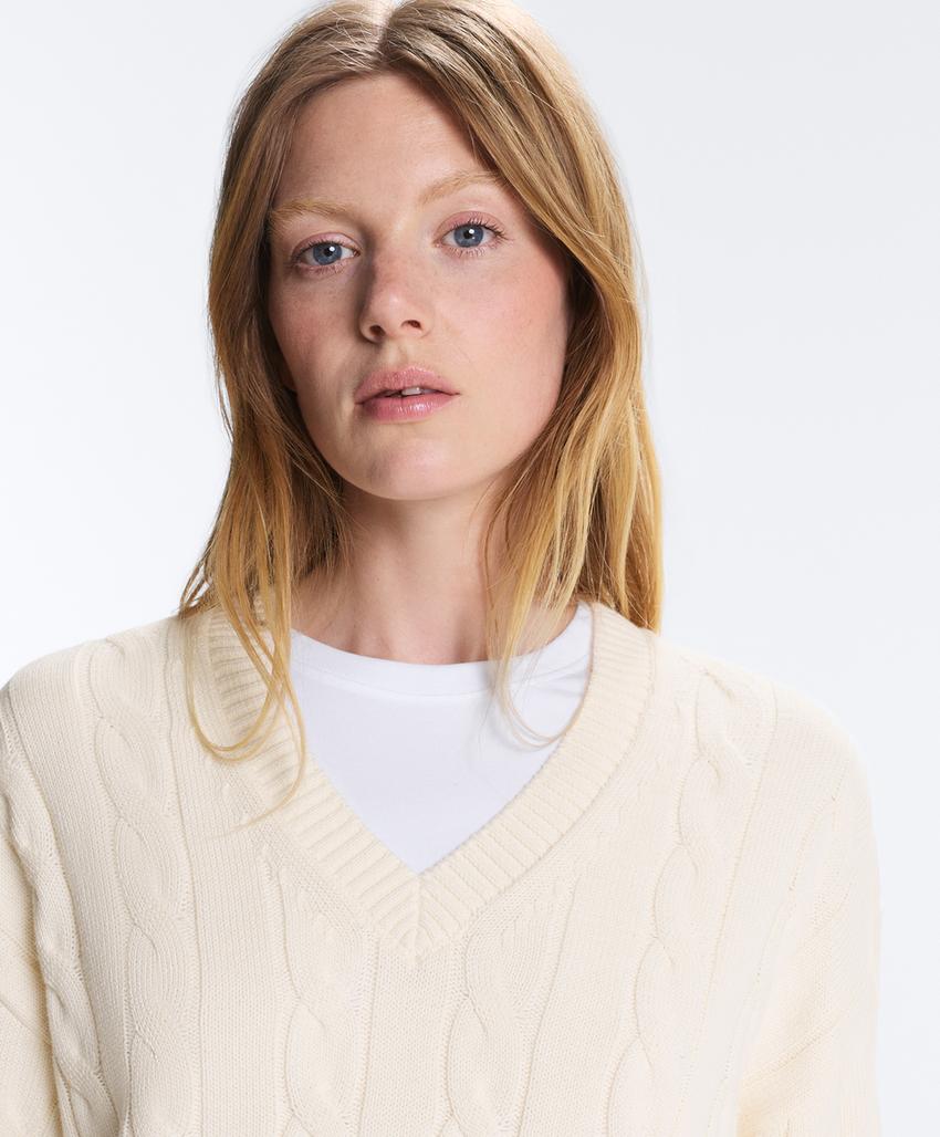 Свитер с V-образным вырезом и узором «косы» из 100% хлопка