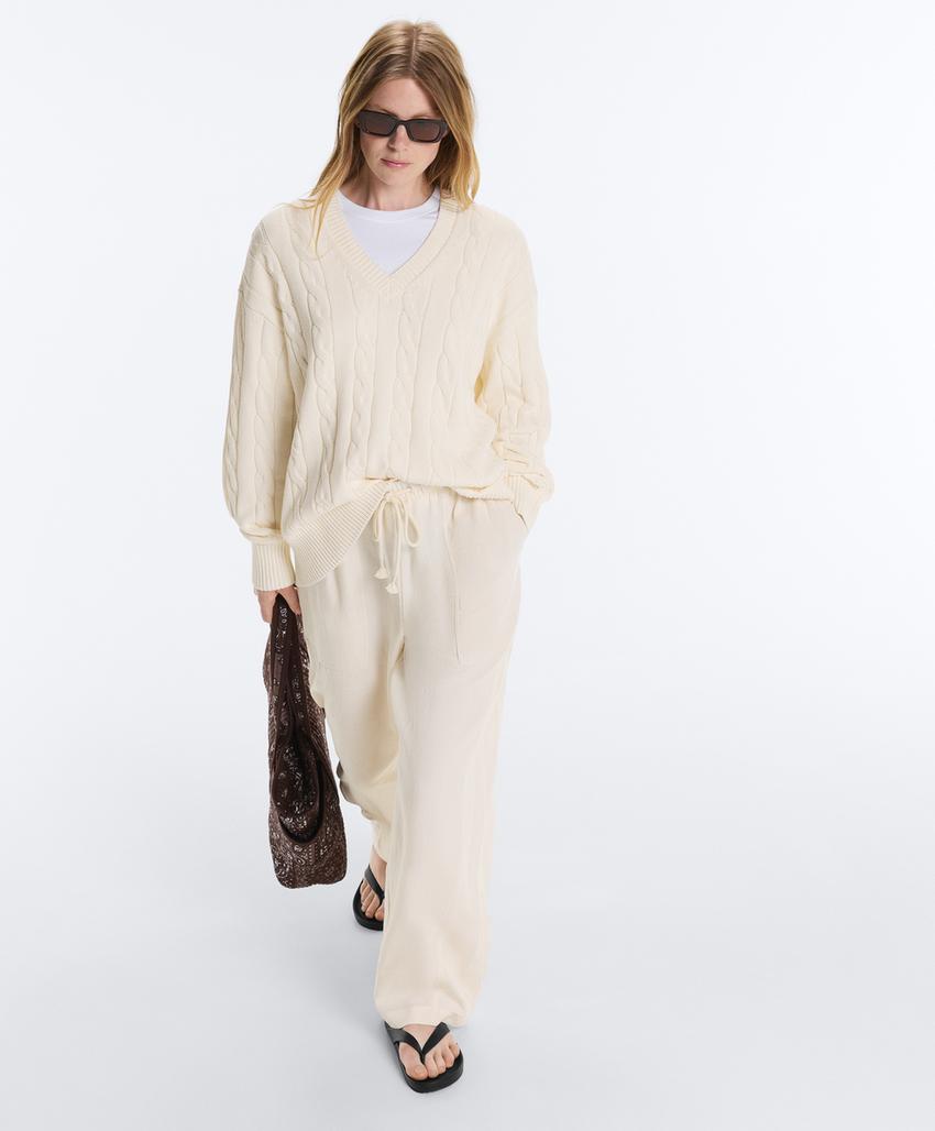 Свитер с V-образным вырезом и узором «косы» из 100% хлопка