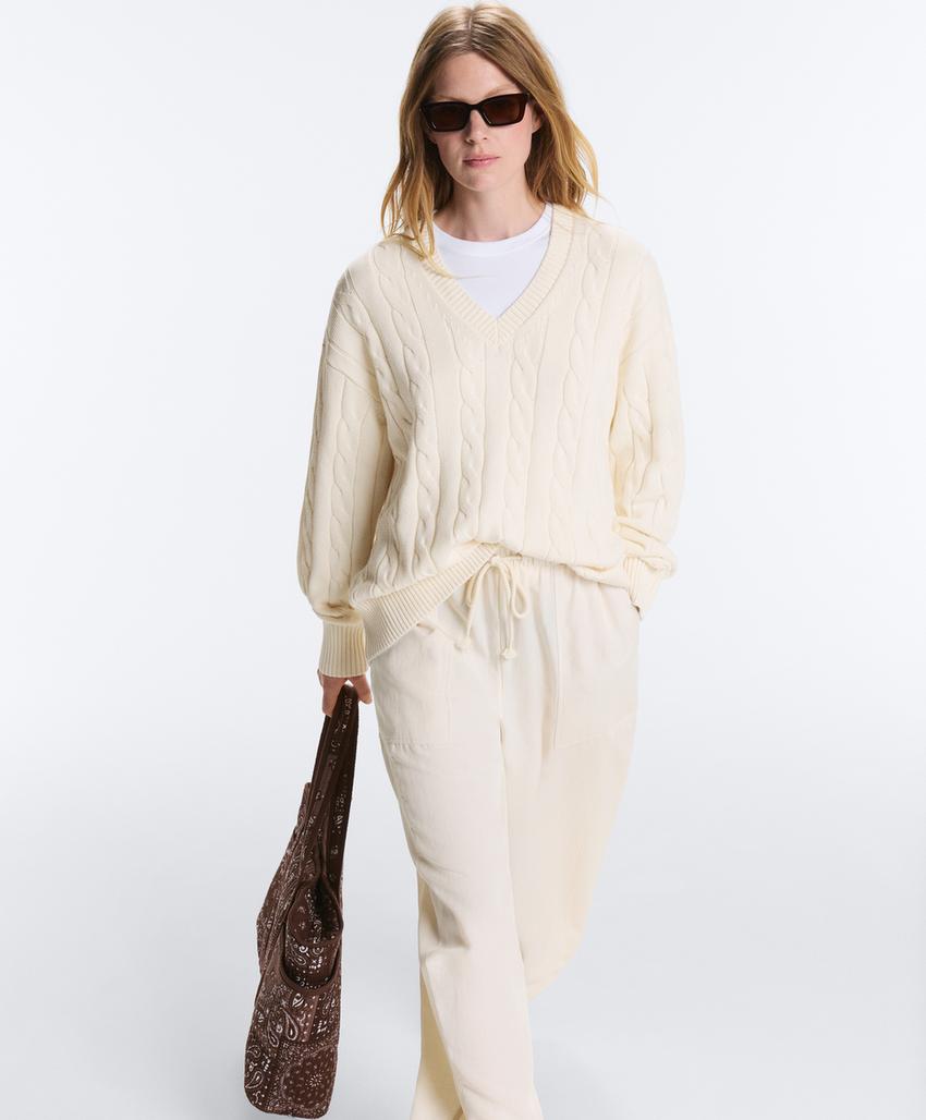 Свитер с V-образным вырезом и узором «косы» из 100% хлопка