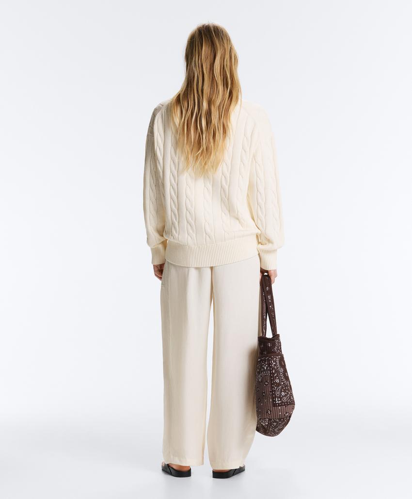 Свитер с V-образным вырезом и узором «косы» из 100% хлопка