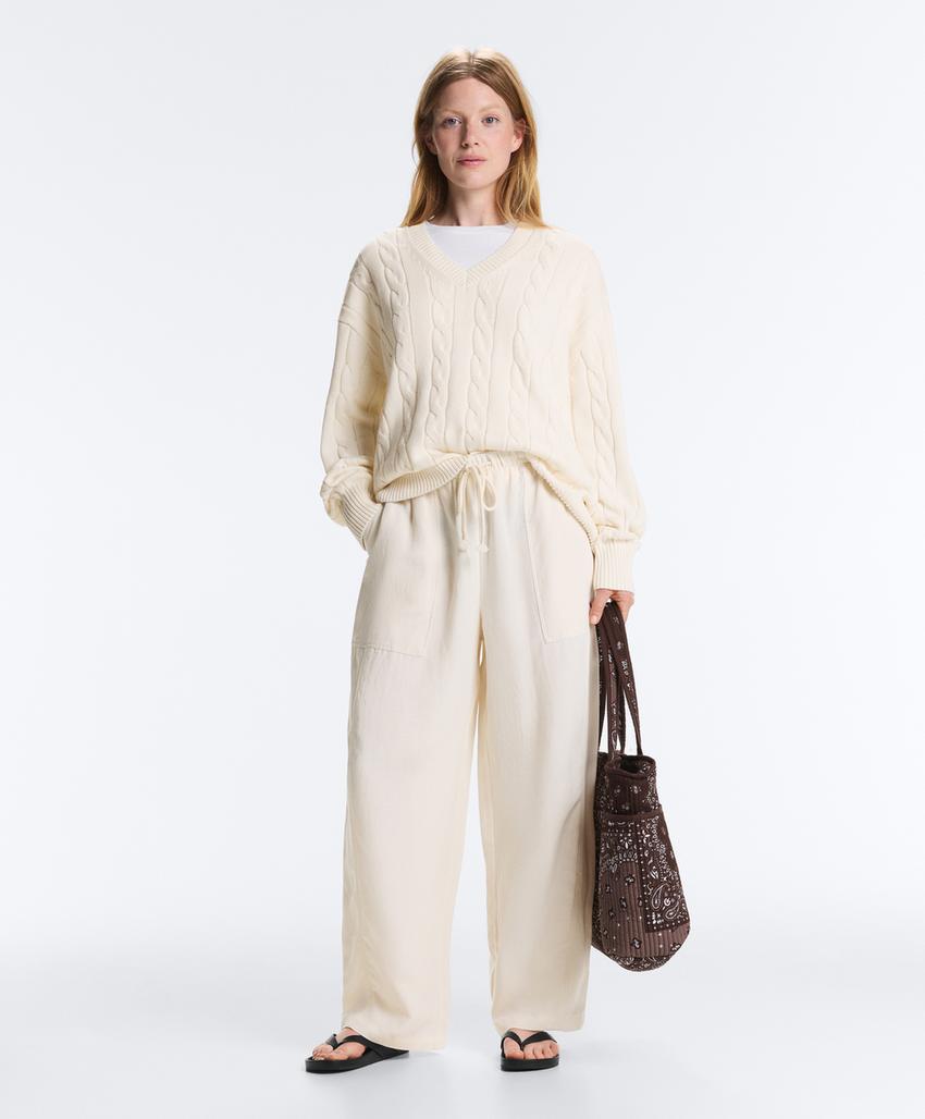 Свитер с V-образным вырезом и узором «косы» из 100% хлопка