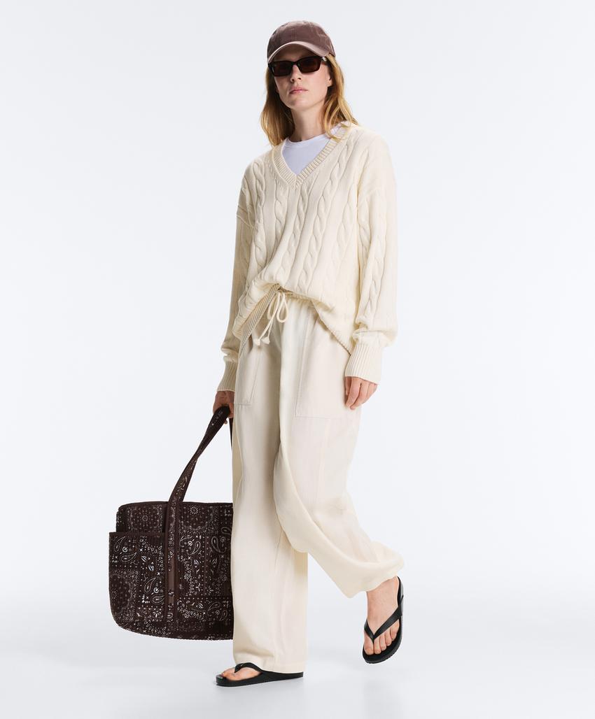 Свитер с V-образным вырезом и узором «косы» из 100% хлопка