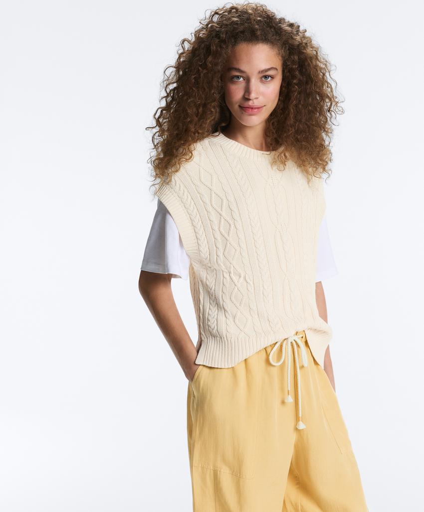 Жилет с круглым вырезом и узором «косы»