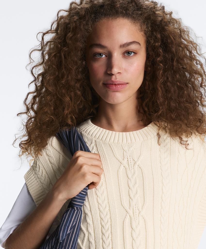 Жилет с круглым вырезом и узором «косы»