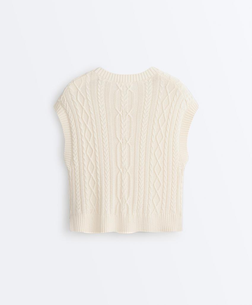 Жилет с круглым вырезом и узором «косы»