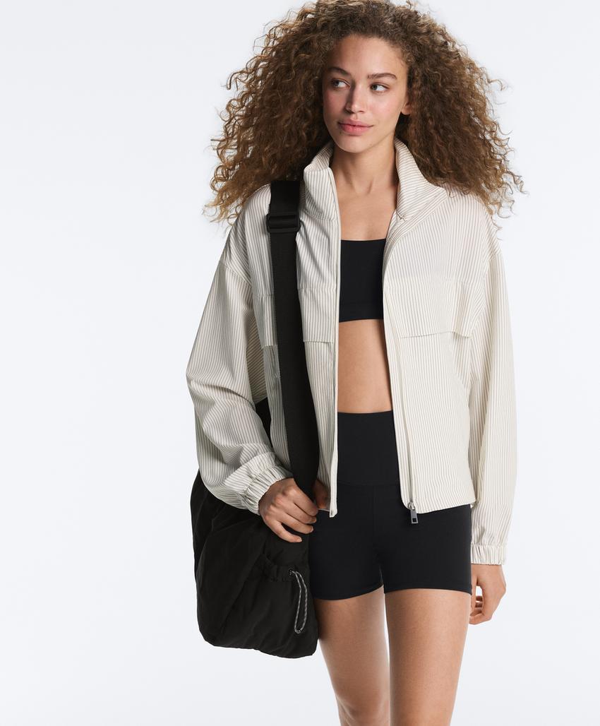 Куртка в полоску из эластичной ткани