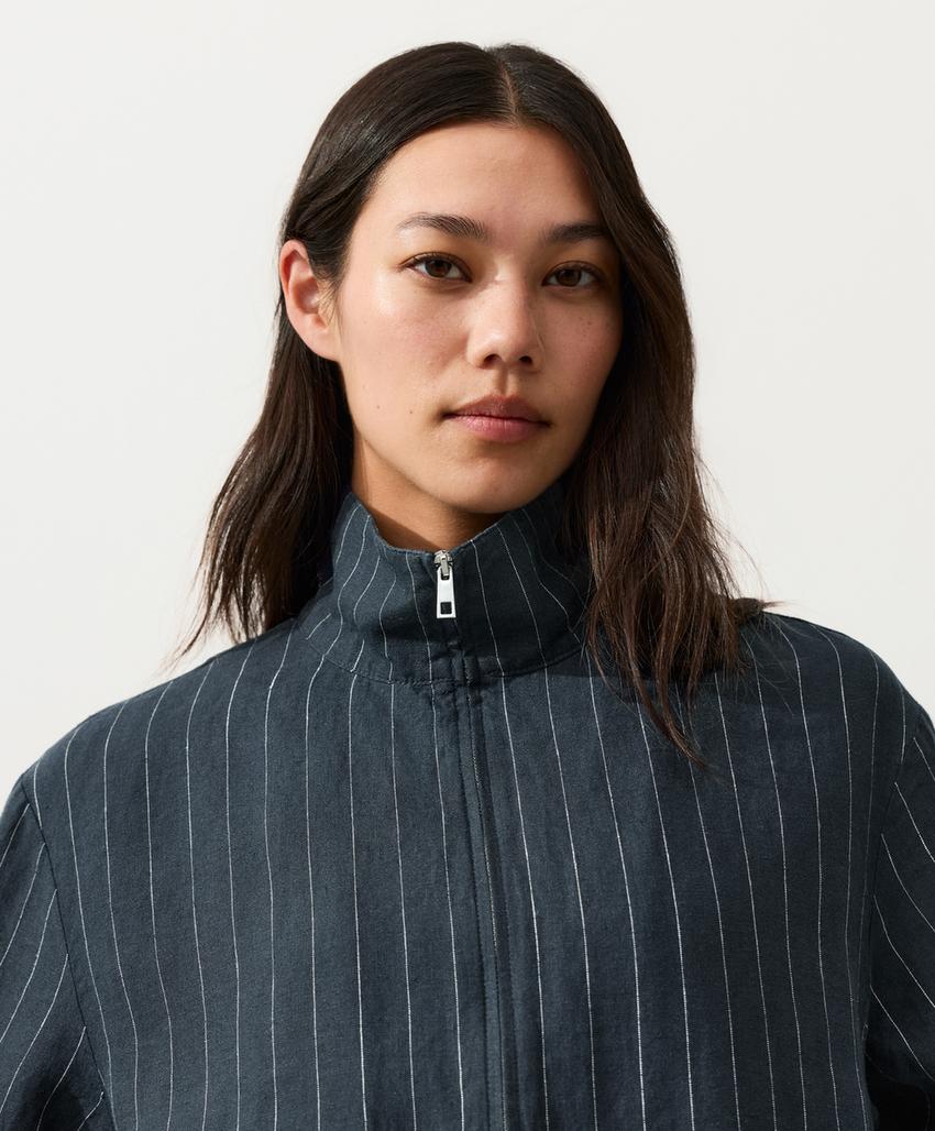 Куртка из 100%-го льна в тонкую полоску с высоким воротником