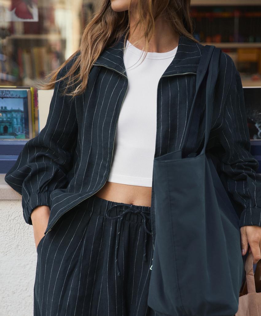 Куртка из 100%-го льна в тонкую полоску с высоким воротником