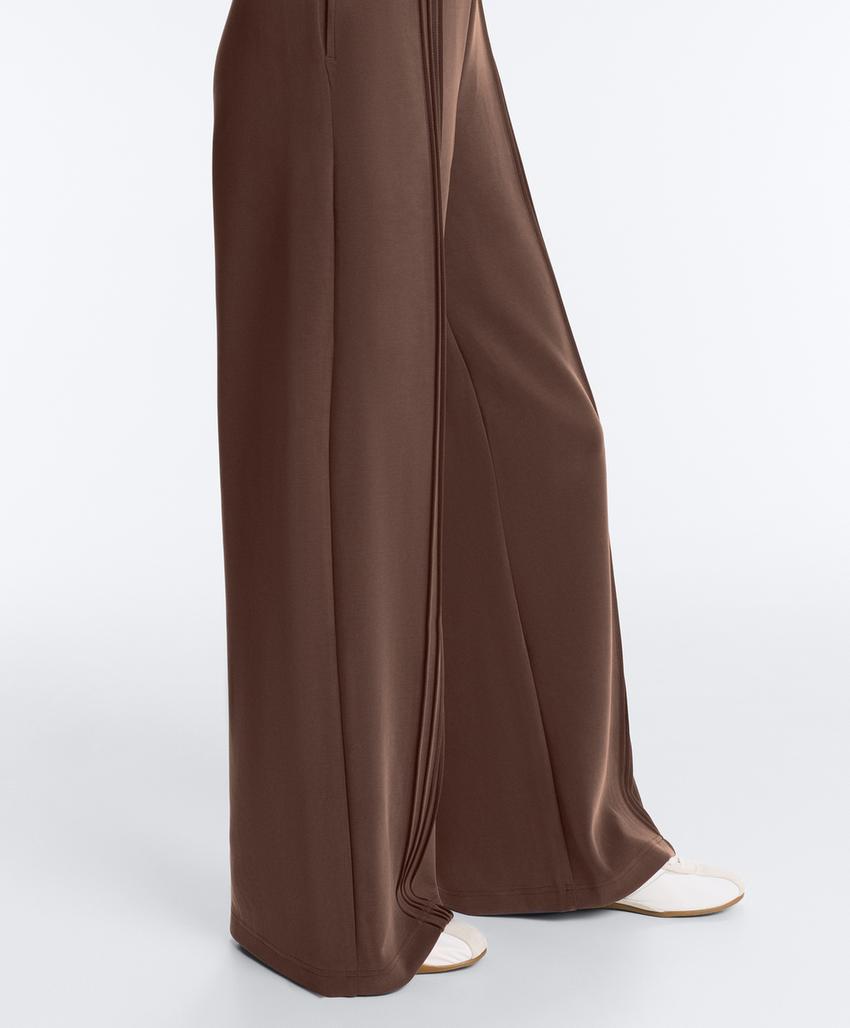 Прямые брюки с модалом и мягкими кантами