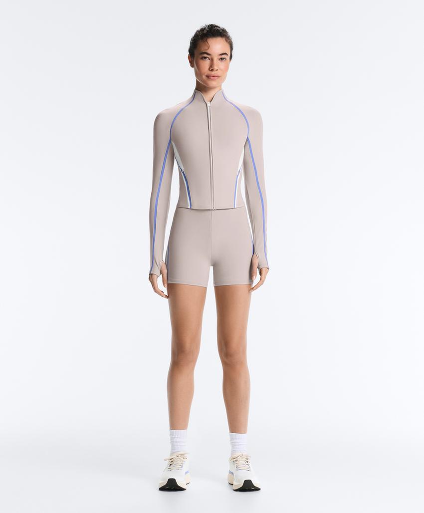 Легкая и теплая высокотехнологичная куртка с контрастными деталями