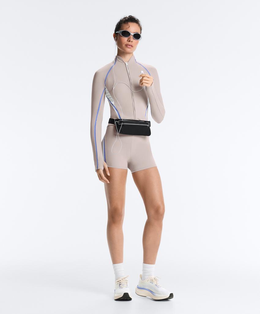 Легкая и теплая высокотехнологичная куртка с контрастными деталями