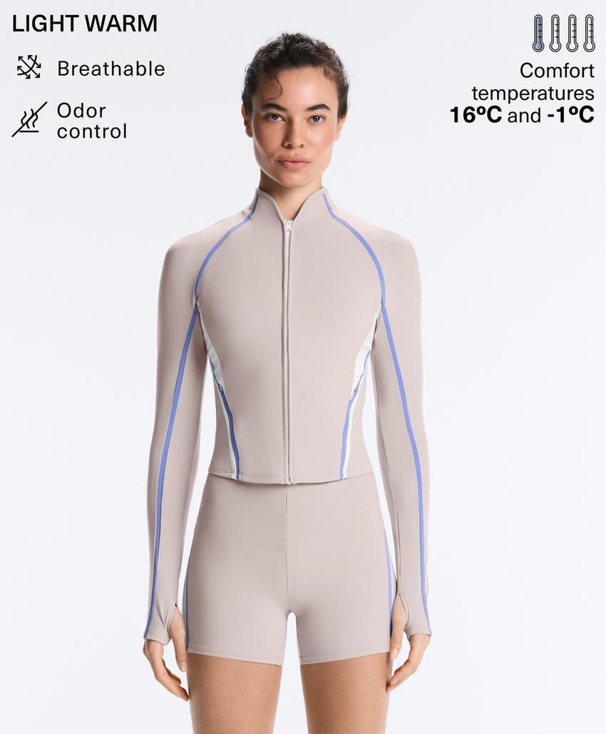 Легкая и теплая высокотехнологичная куртка с контрастными деталями