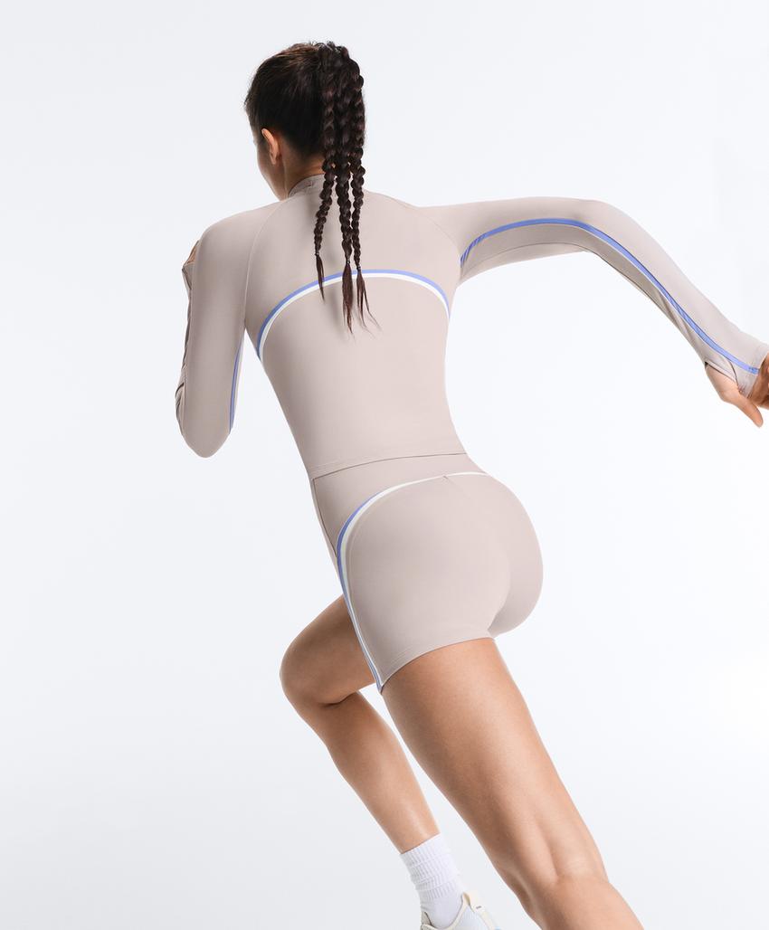 Легкая и теплая высокотехнологичная куртка с контрастными деталями