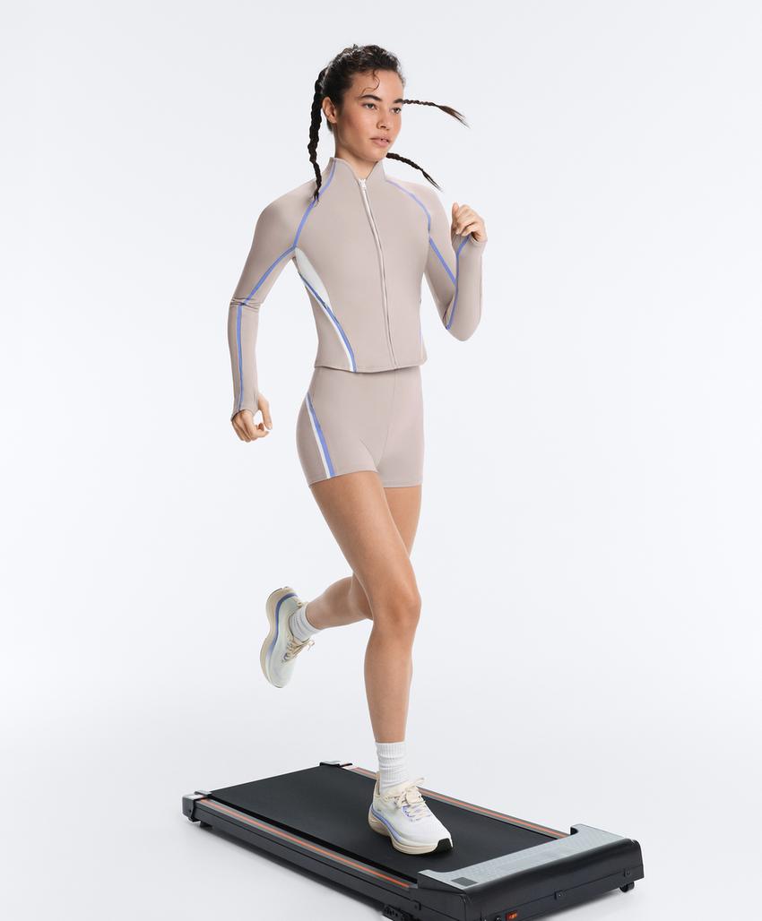 Легкая и теплая высокотехнологичная куртка с контрастными деталями