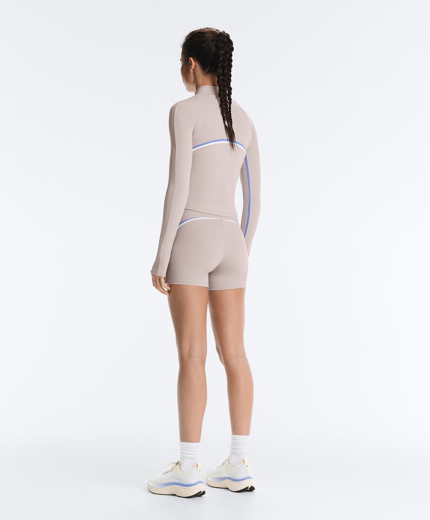 Легкая и теплая высокотехнологичная куртка с контрастными деталями