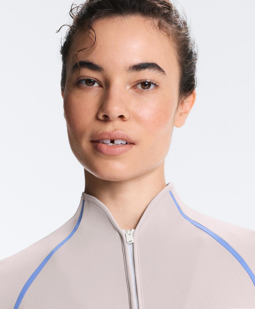 Легкая и теплая высокотехнологичная куртка с контрастными деталями