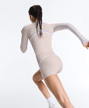 Легкая и теплая высокотехнологичная куртка с контрастными деталями- Заказать в России