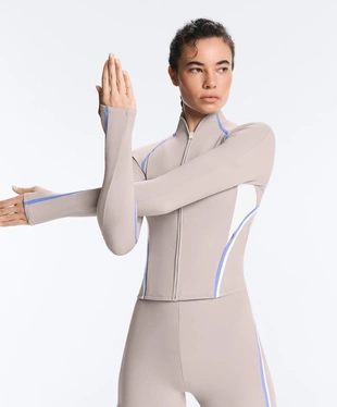 Легкая и теплая высокотехнологичная куртка с контрастными деталями- Заказать в России