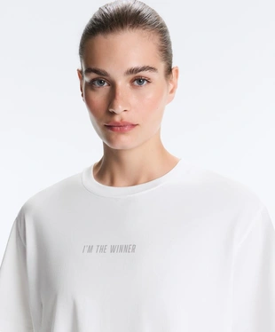 Купить OYSHO Укороченная футболка BOXY из смесового хлопка с надписью