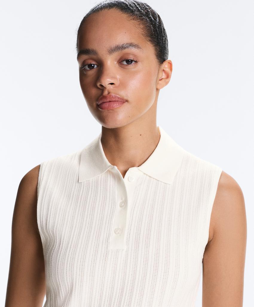 Вязаный жилет ажурной вязки