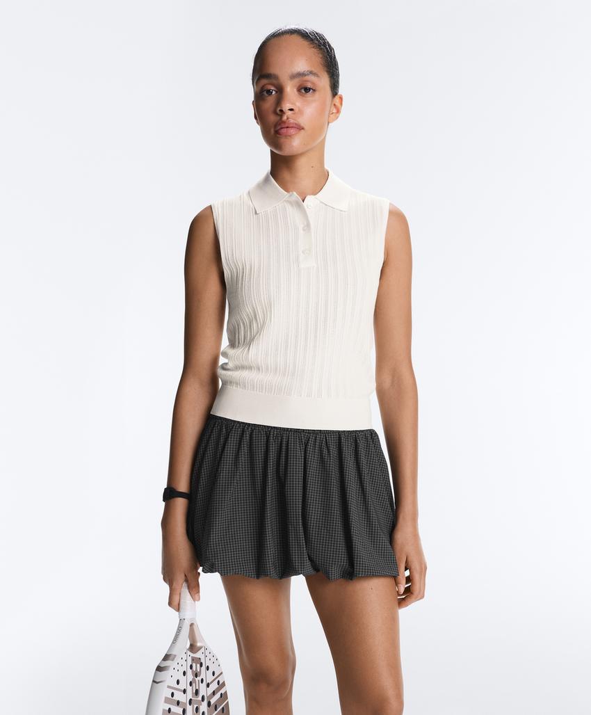 Вязаный жилет ажурной вязки