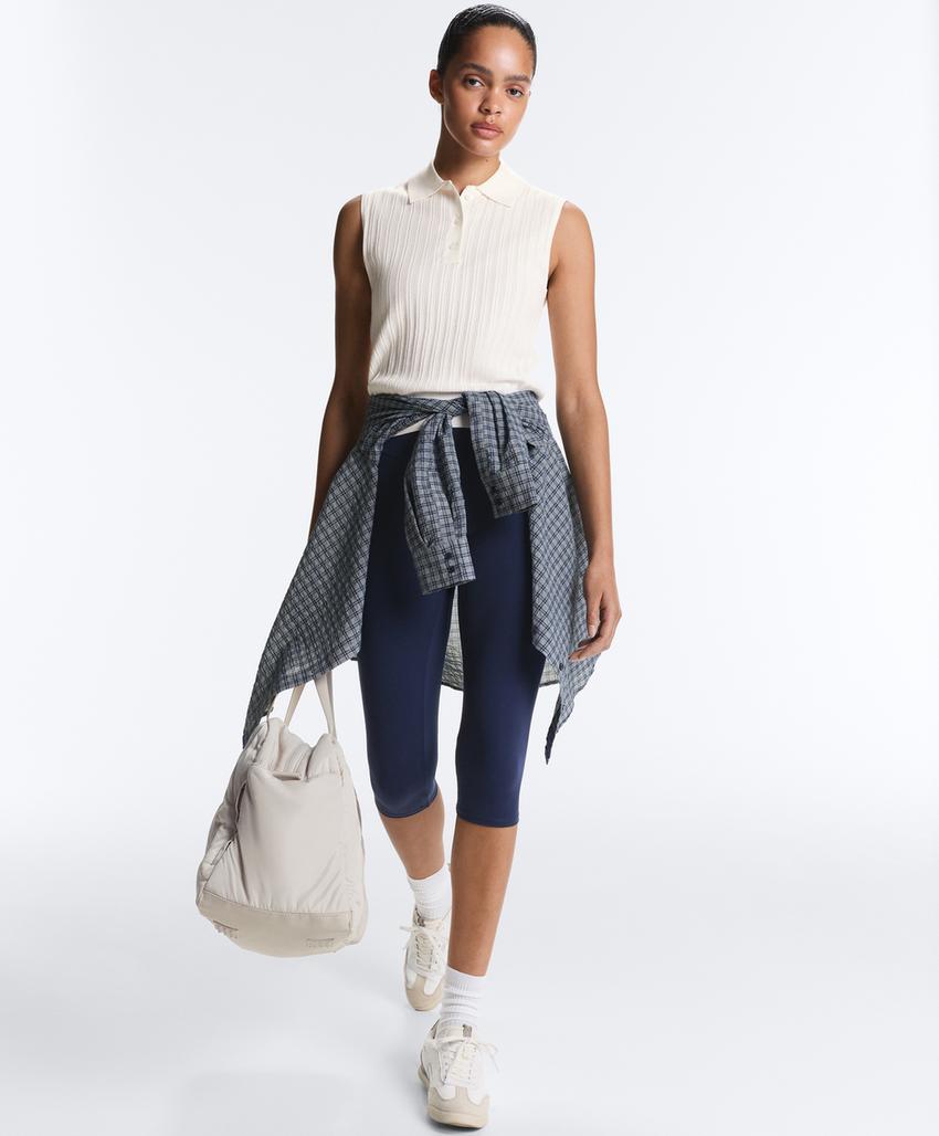 Вязаный жилет ажурной вязки