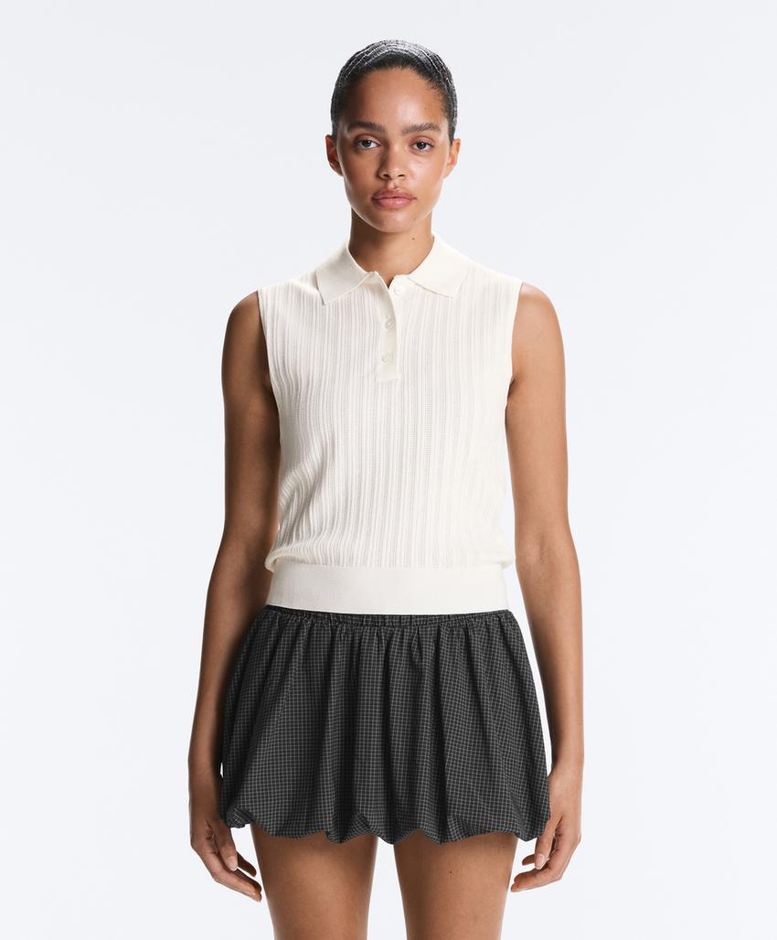 Вязаный жилет ажурной вязки