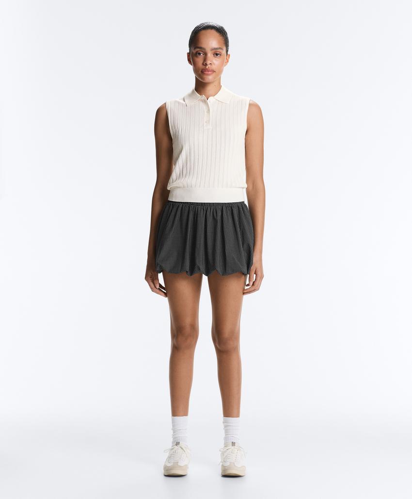 Вязаный жилет ажурной вязки