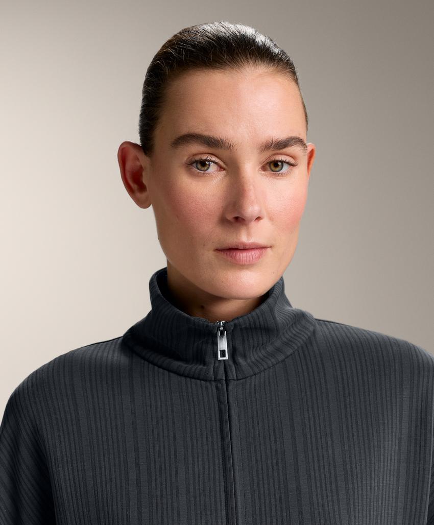 Длинная куртка с асимметричной полосой из модала