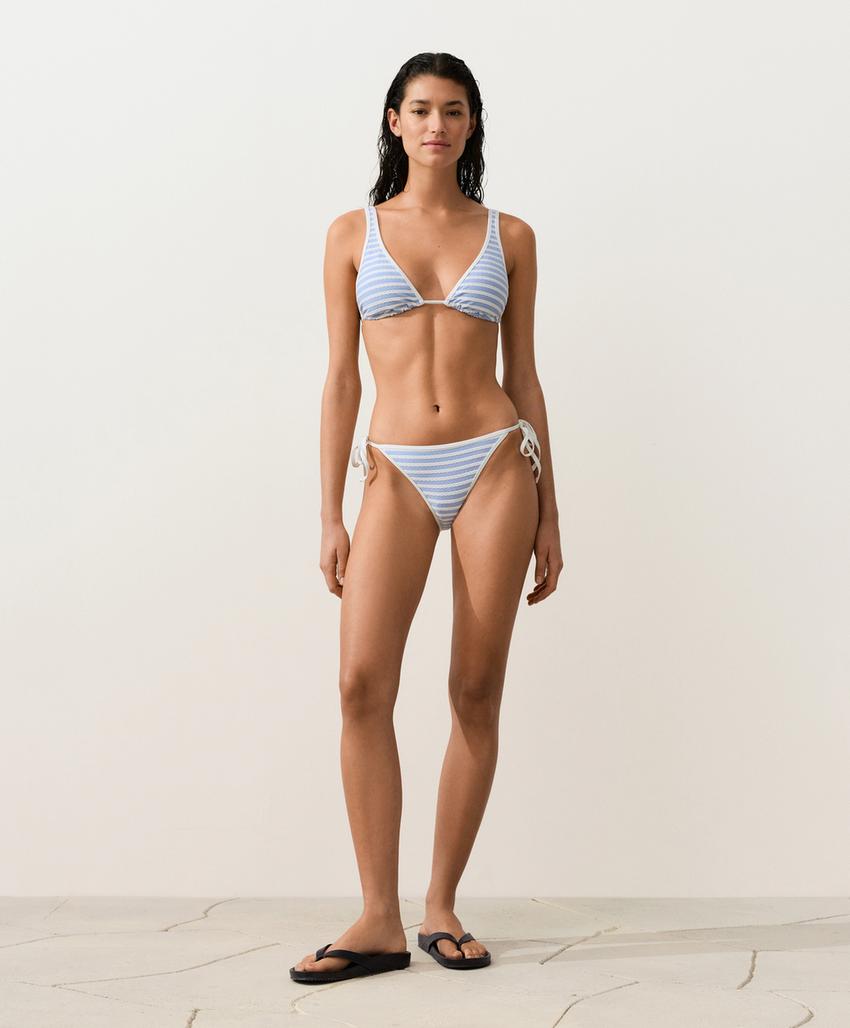 Топ бикини с треугольными чашками в рельефную полоску