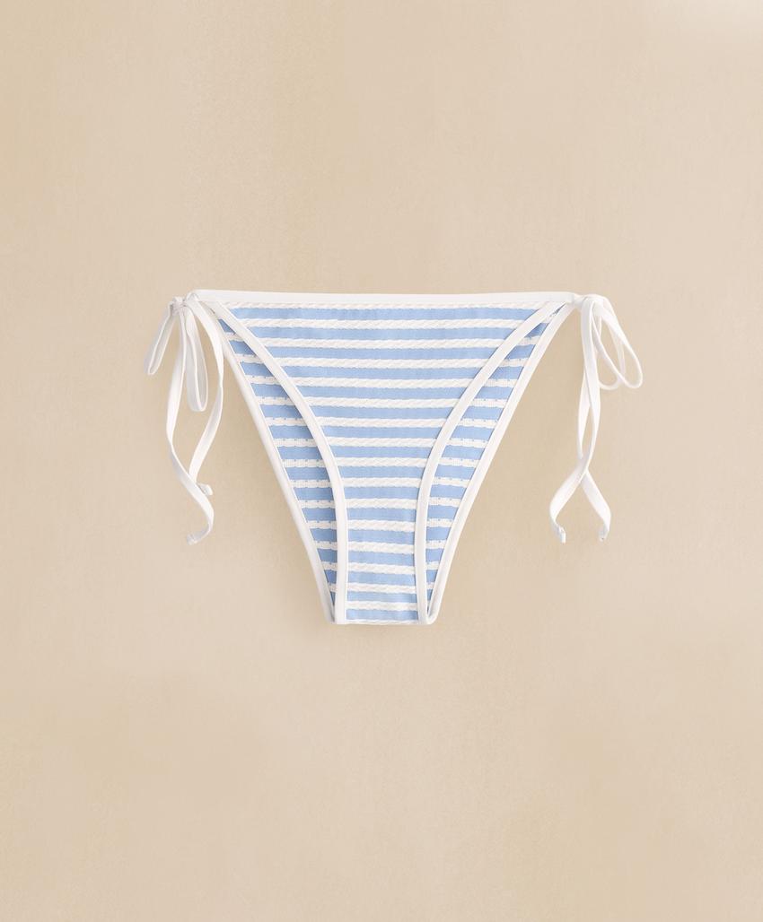 Полуоткрытые плавки бикини на завязках в полоску