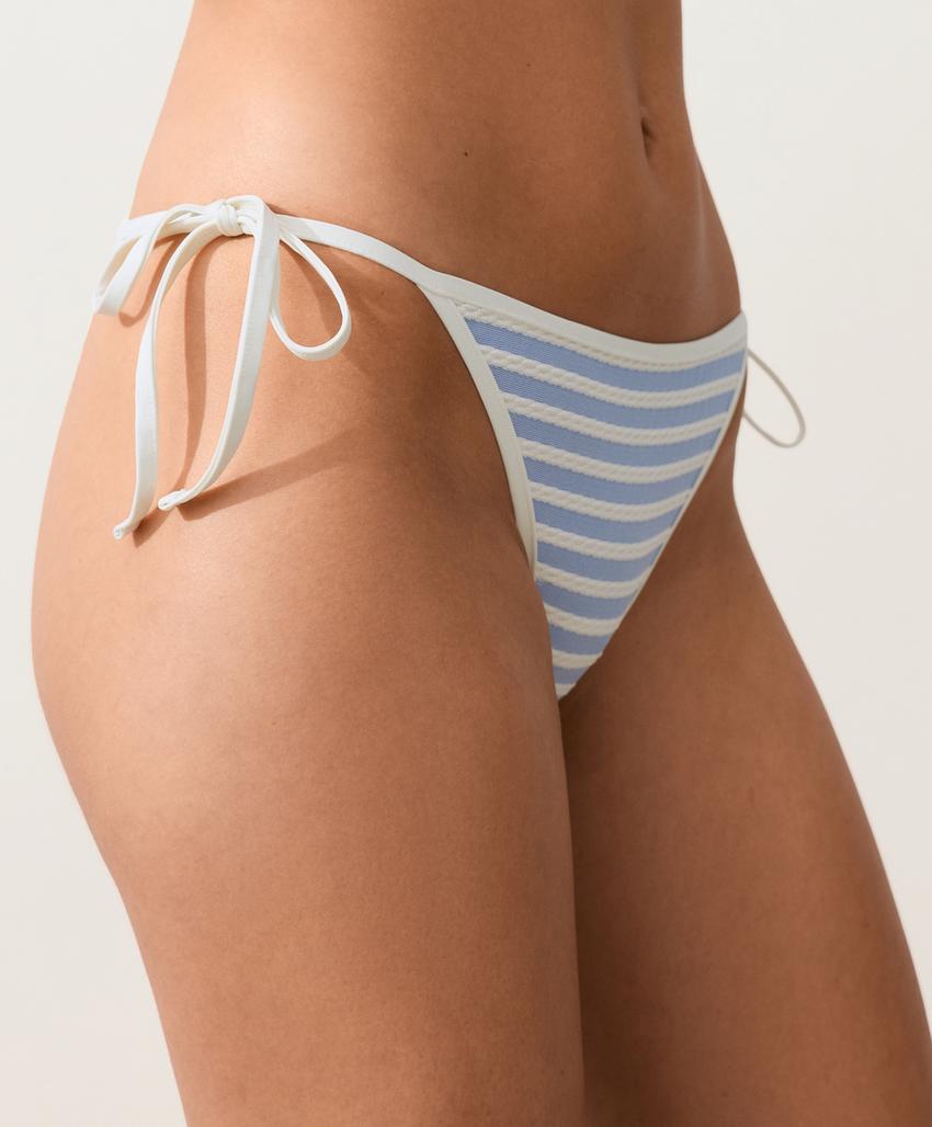 Полуоткрытые плавки бикини на завязках в полоску