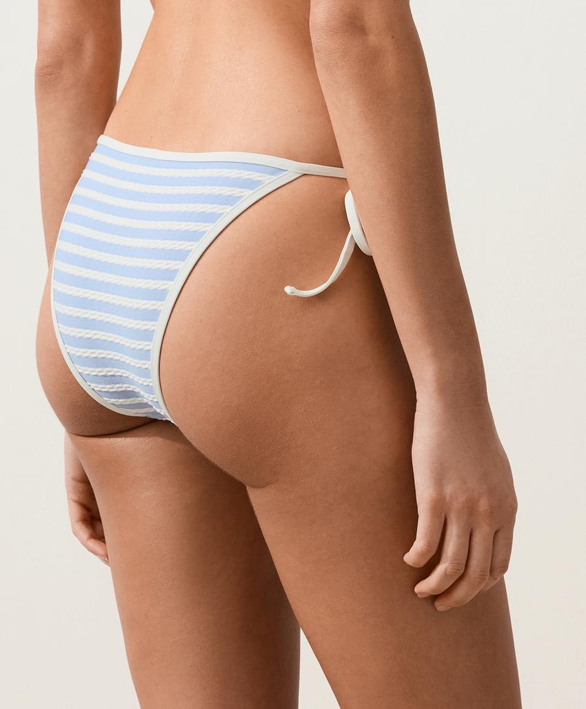 Полуоткрытые плавки бикини на завязках в полоску