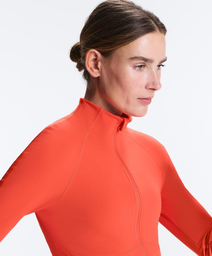 Легкая и теплая высокотехнологичная куртка с отстрочкой