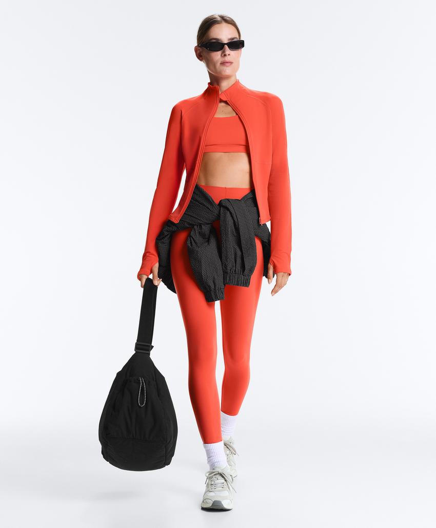 Легкая и теплая высокотехнологичная куртка с отстрочкой