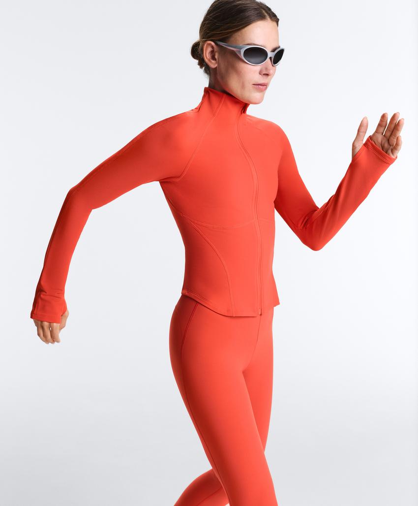 Легкая и теплая высокотехнологичная куртка с отстрочкой