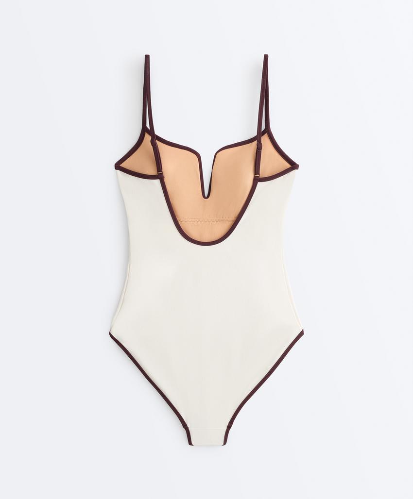 Купальник с V-образным вырезом и контрастной окантовкой