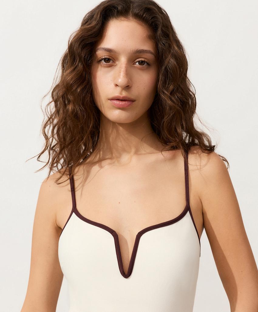 Купальник с V-образным вырезом и контрастной окантовкой